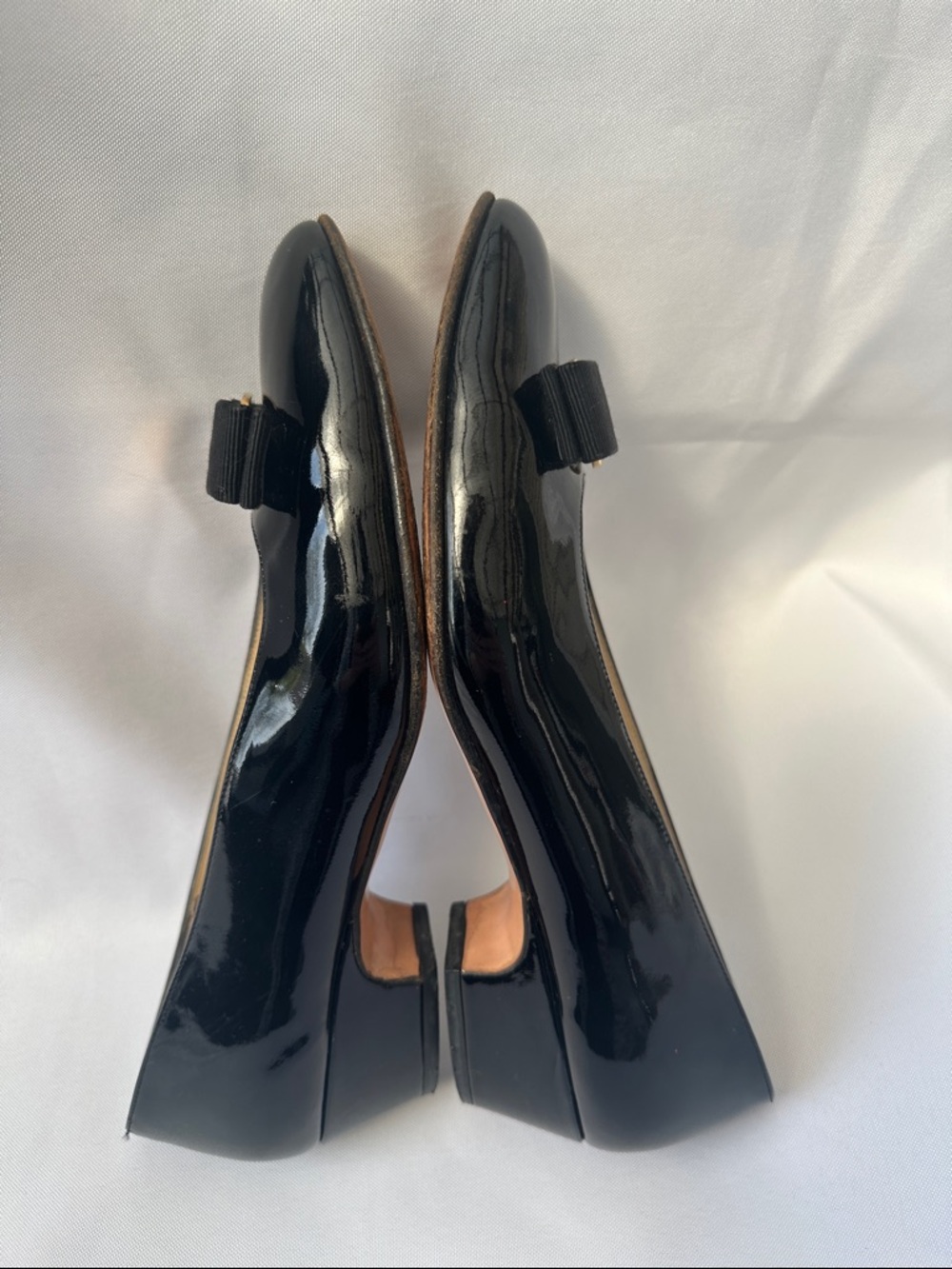 Salvatore Ferragamo Vara black patent leather pumps Size 9 bow gold logo plaque - Picture 5 of 8
